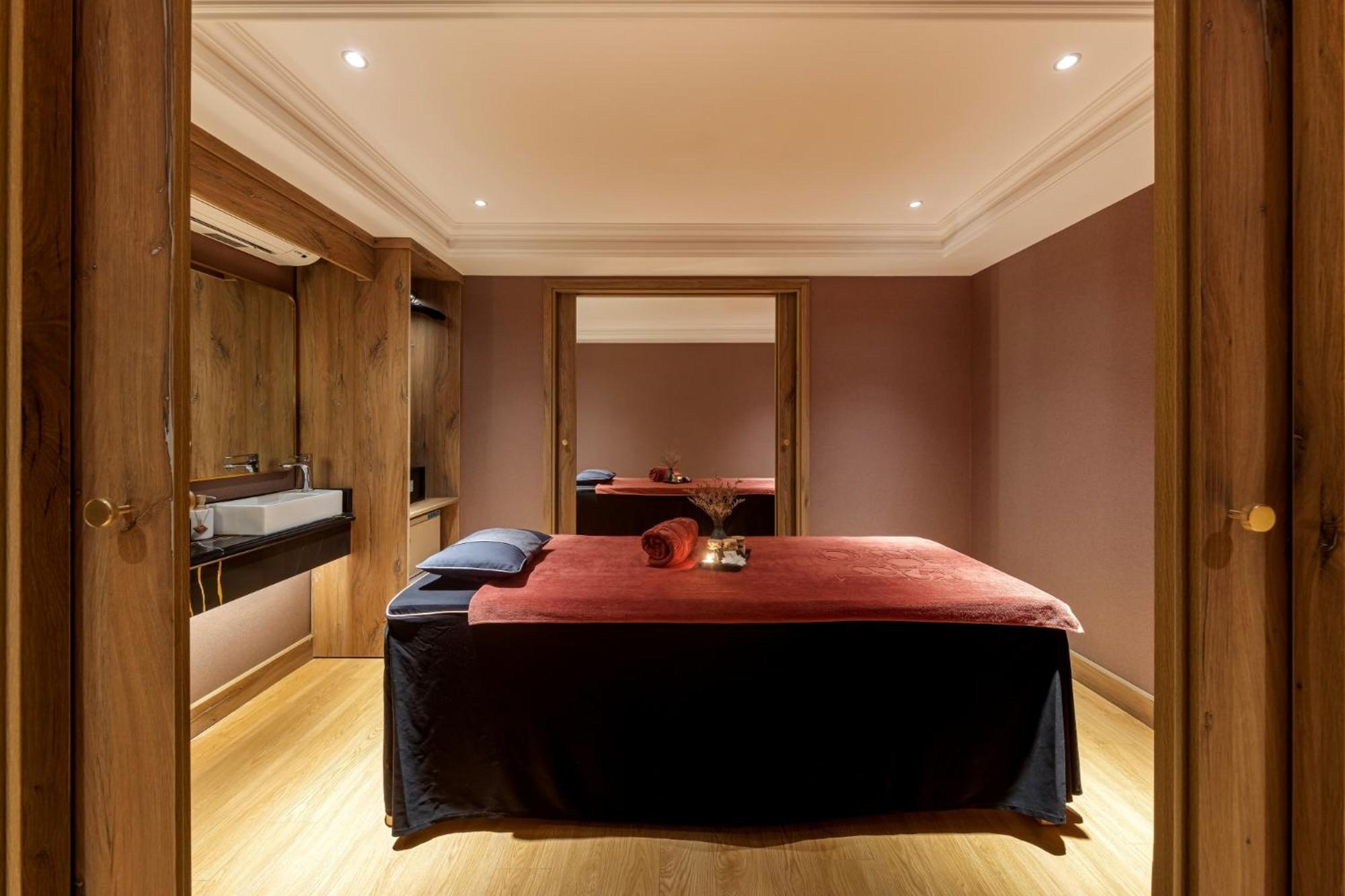 La Siesta Classic Hang Thung Hanoi Esterno foto A treatment room at The Dorchester