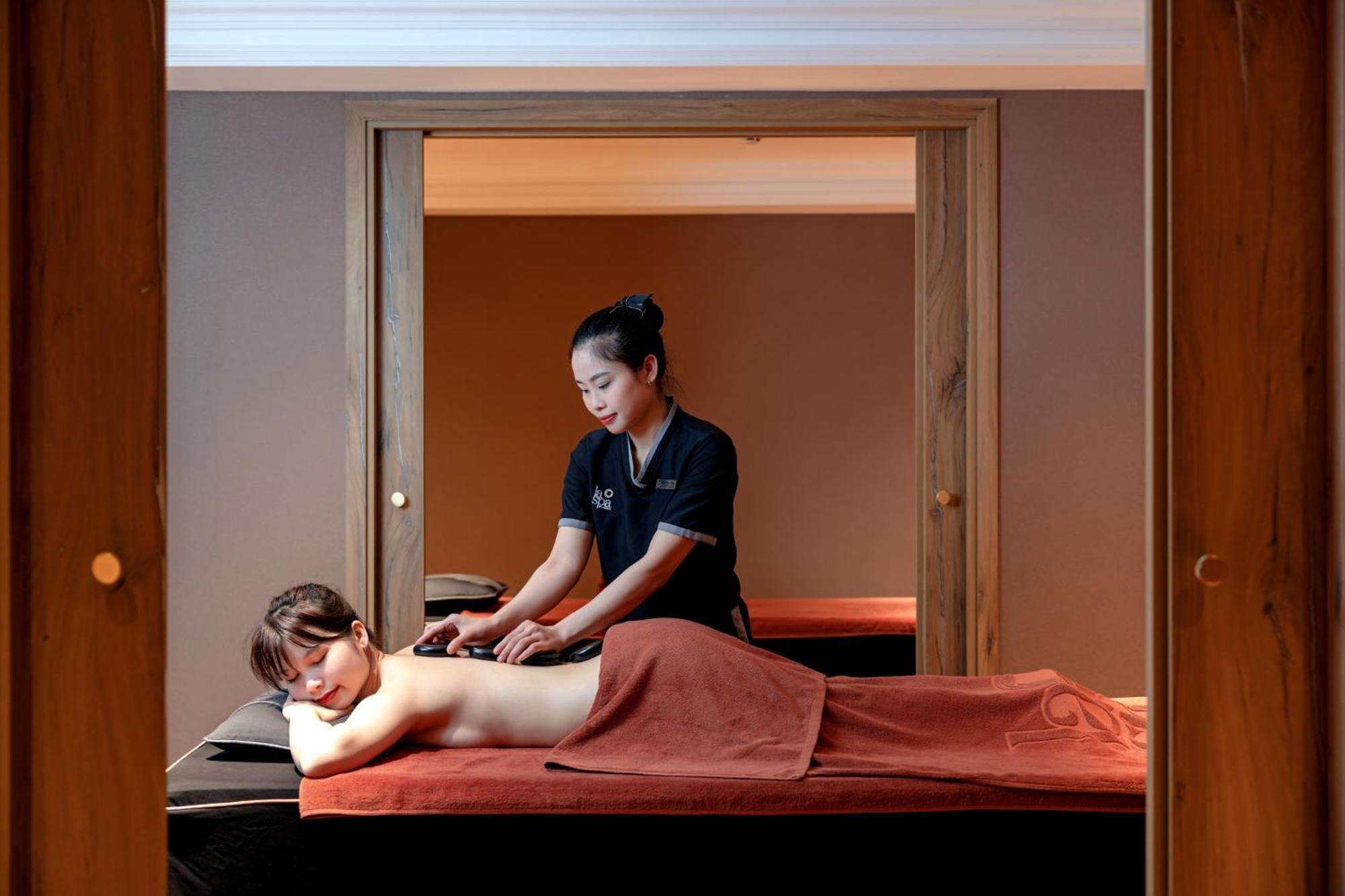 La Siesta Classic Hang Thung Hanoi Esterno foto A woman receiving a massage