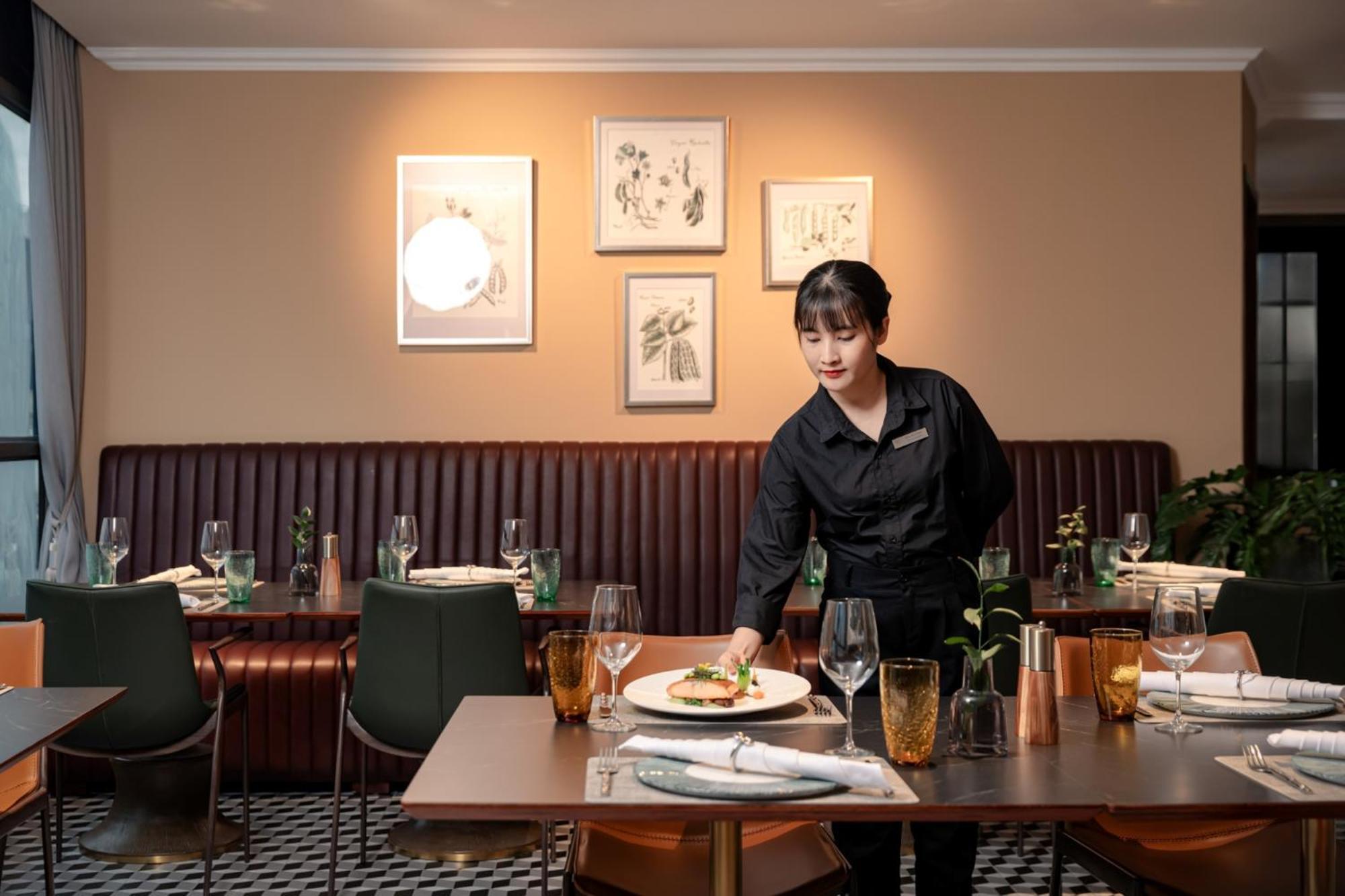 La Siesta Classic Hang Thung Hanoi Esterno foto A server at work