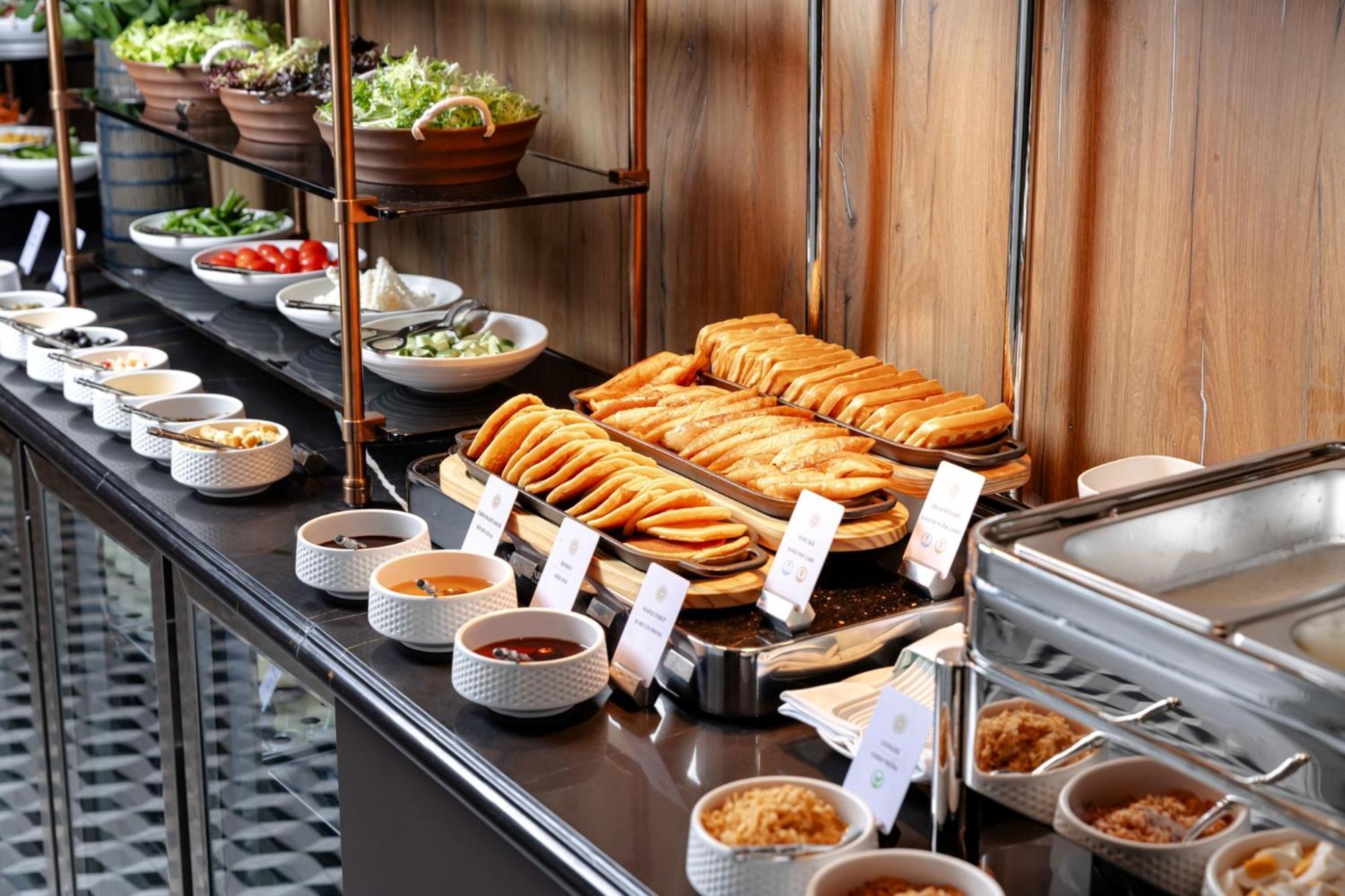 La Siesta Classic Hang Thung Hanoi Esterno foto A buffet at a hotel